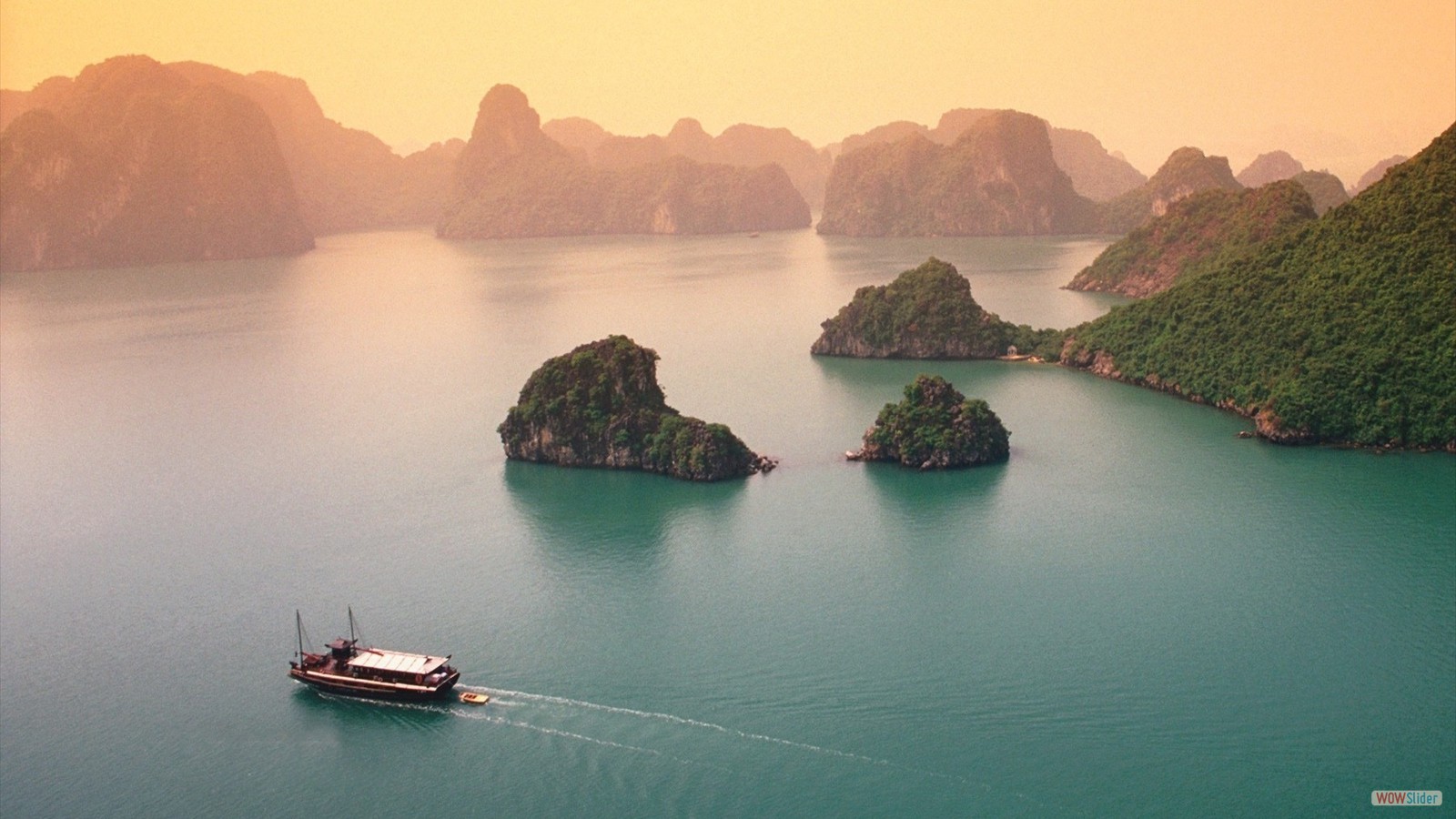 https://minio.halongbay.com.vn/halongbay/images/17593670111730084801vietnamhalongbay.jpg